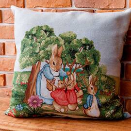 Подушка декоративна 45х45 Зайчиха із зайчатами Галявіна Прованс (034246)