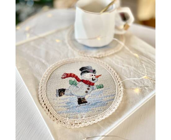 Серветка-підкладка під тарілку з мереживом Сніговики-витівники O10 LiMaSo (ROUND1062M-10D), Тип: серветки, Основний колір: червоний, Форма скатертини: кругла, Розмір: Ø10, зображення 2