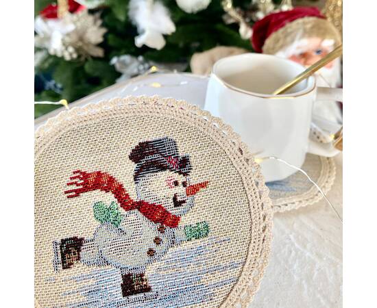 Серветка-підкладка під тарілку з мереживом Сніговики-витівники O10 LiMaSo (ROUND1062M-10D), Тип: серветки, Основний колір: червоний, Форма скатертини: кругла, Розмір: Ø10, зображення 3