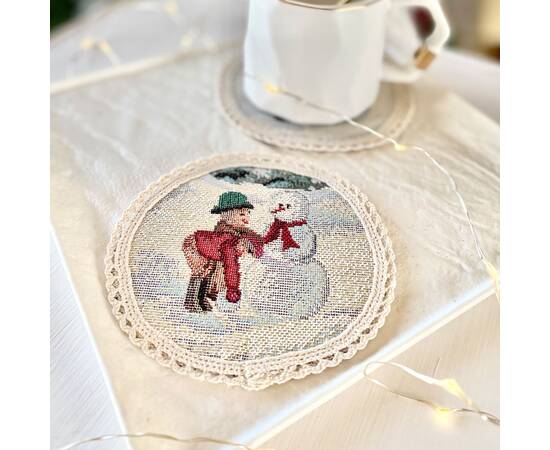 Серветка-підкладка під тарілку з мереживом Зимова пригода O10 LiMaSo (ROUND1004M-10D), Тип: салфетки, Цвет: красный, Форма скатерти: круглая, Размер: Ø10, изображение 2