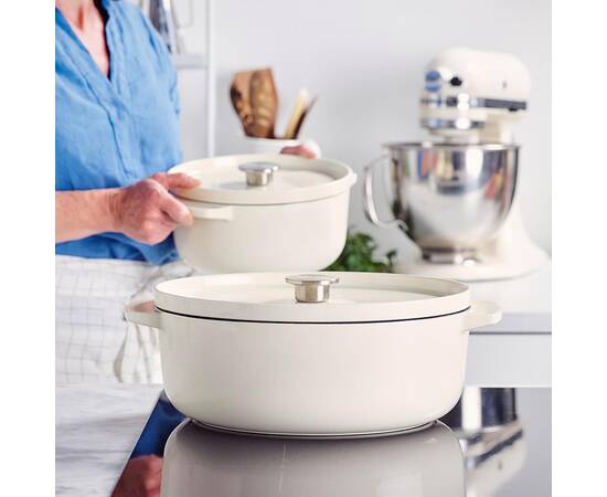 Гусятница чугунная с крышкой KitchenAid, 30 см 5,6 л, цвет миндальный крем (CC006062-001), изображение 4