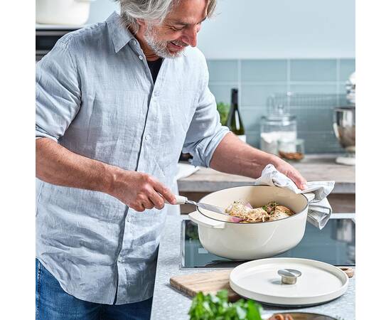 Гусятница чугунная с крышкой KitchenAid, 30 см 5,6 л, цвет миндальный крем (CC006062-001), изображение 5